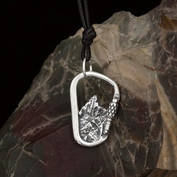 Pendant “Mountain in carbine”