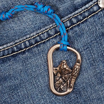 Bronze keychain “Mountain in carbine”