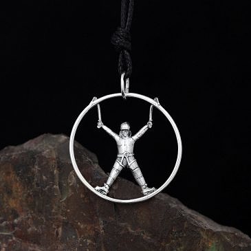 Pendant Vitruvian Mountaineer